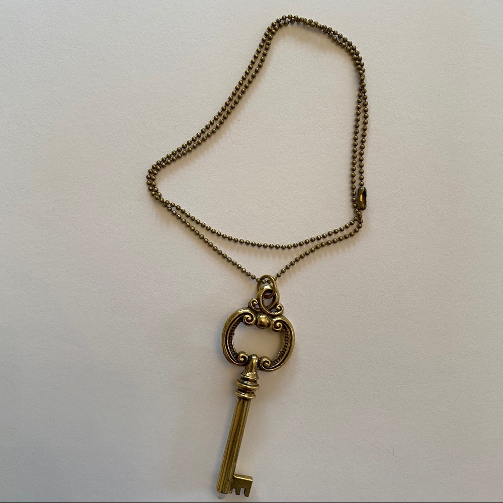 Antique brass key necklace with long chain - Picture 8 of 12